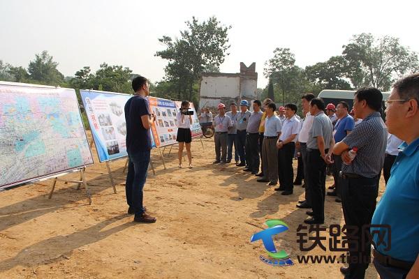 1438957015224859.jpg 人大代表團聽取施工進度匯報.JPG