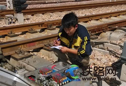 1441590187768417.jpg 呼和浩特電務段扎實完成暑運工作.jpg