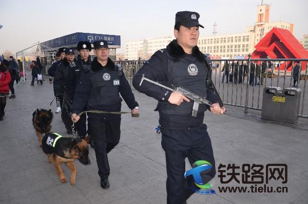 �Dһ�����^�F·����̎���^��܇վ�ɳ�����ð�������y����Ȯ�ڑ�ǰ�V�����bѲ߉����ط������܇վ�h�����_��<a href=http://m.58chanyi.com/chunyun/ target=_blank class=infotextkey>���\</a>�ÿͰ�ȫ���У��zӰ�����l�꣩.JPG