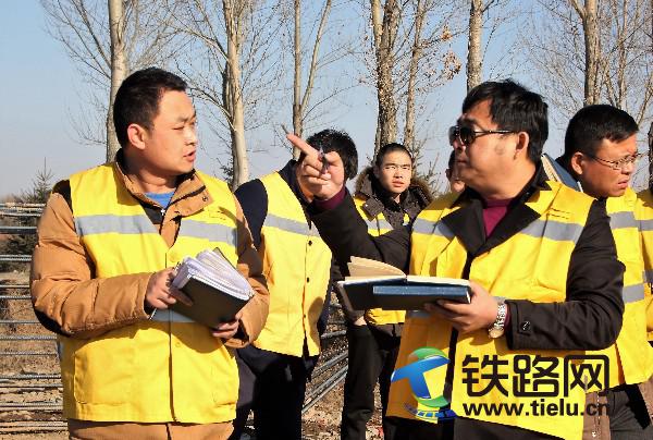 1497917048674006.jpg 韋鐵鶴(左)匯報施工生產(chǎn)情況.JPG