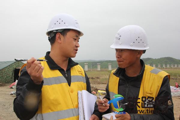 1497917055380530.jpg 韋鐵鶴(左)指導(dǎo)施工.JPG