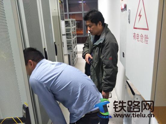 1513841546645046.jpg 項目經理周泉林(右一)在通信機房指揮調試,蔡浩攝.jpg