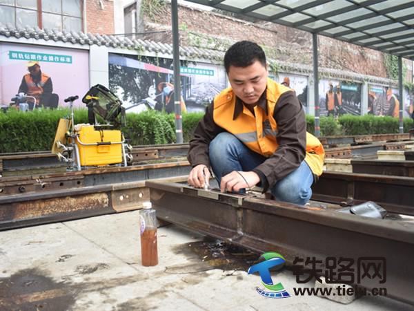 1518396731238094.jpg 侯洪林認真學習鉆研技巧.JPG