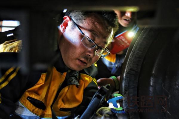 1553743178148158.jpg 現場照片-《當代鐵路工人》-攝影-高帥.jpg