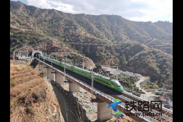 “綠巨人”駛上了攀西高原 --中鐵武漢電氣化局成昆鐵