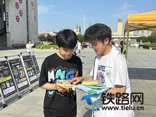 陜鐵院開(kāi)展 “摒棄吸煙陋習(xí),創(chuàng)建文明校園” 主題宣