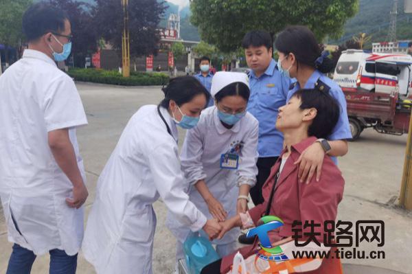 旬陽(yáng)北站旅客突發(fā)身體不適,鐵路職工緊急救助