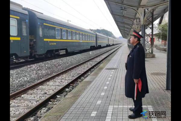 ��Ϧҹ���F·Сվ�˵Ĉ���