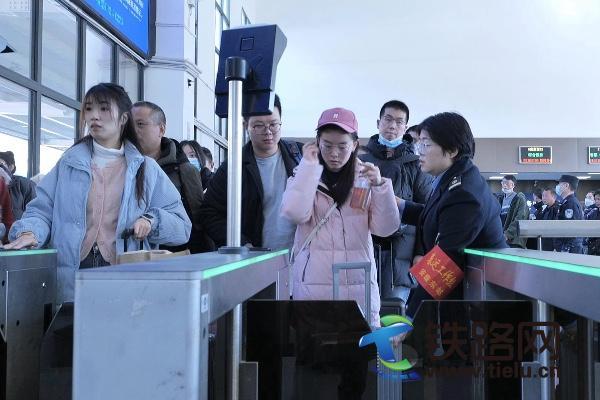 Ѯ�վ�e�O�������󷵳̿����߷壬�l���ÿ��˔��B�m