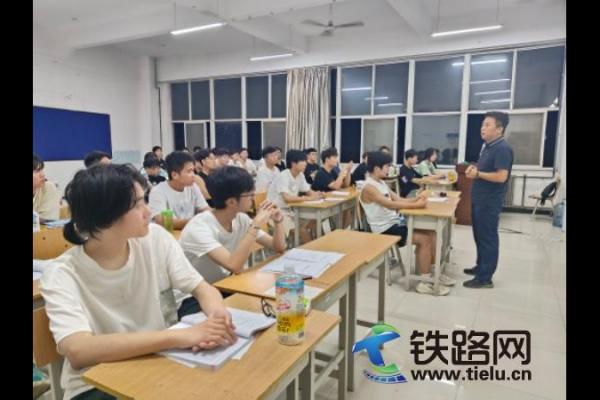 陜鐵院測繪與檢測學(xué)院吹響教師晚自習(xí)輔導(dǎo)“沖鋒號”