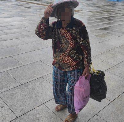 老人迷路動車站 萬寧鐵警助其回家